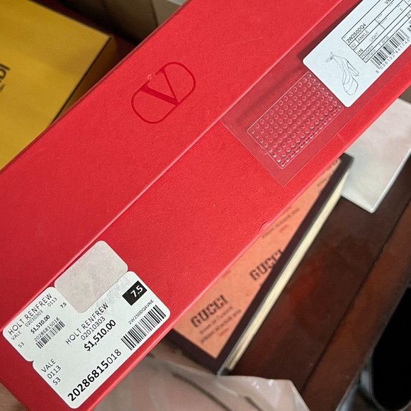 SOLD!! Leather Platform
Pumps VALENTINO GARAVANI 💲7️⃣5️⃣0️⃣SOLD!! - Picture 6 of 6